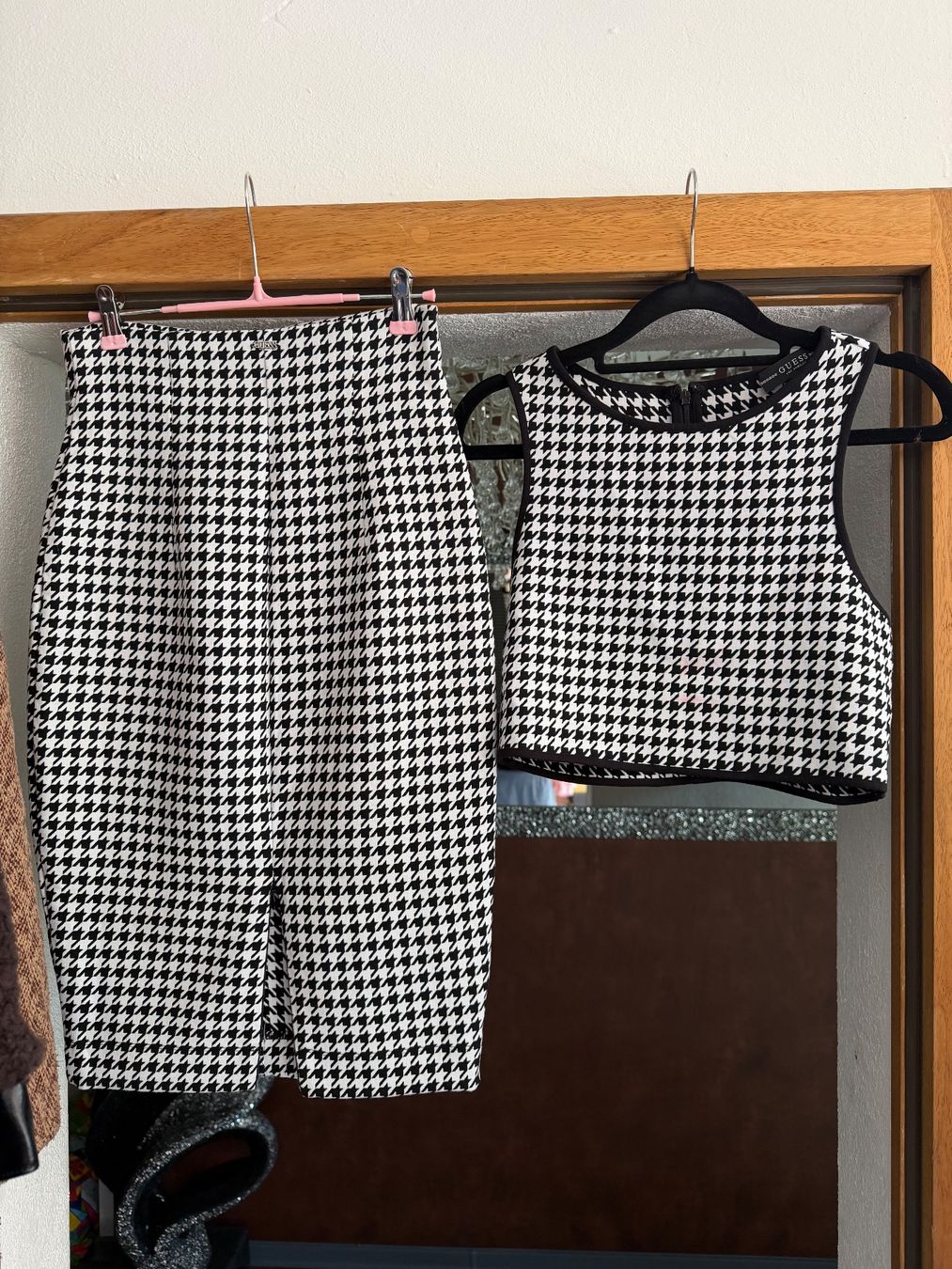 Guess Lotti di vestiti: Guess Houndstooth Set, Rock mit Schlitz, Grösse 34/36 – Usato da Arch venduto da ellaisa84 1