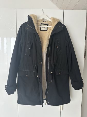 Schwarze Winterjacke mit Teddyfutter, Grösse L - Neuwertig!