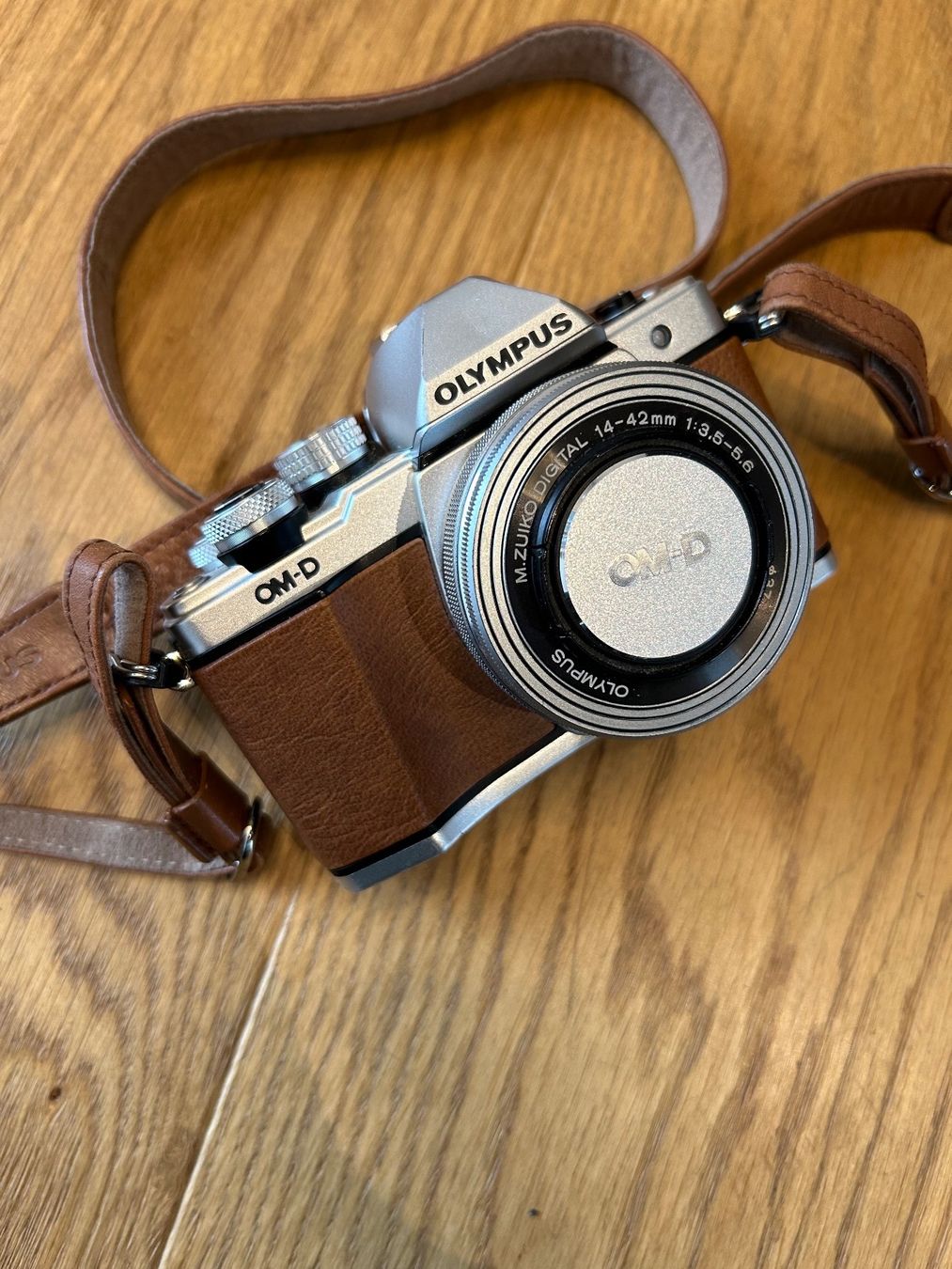 Olympus Fotocamera: Olympus OM-D E-M10II Limitierte Version Fuchsbraun – Usato da Röschenz venduto da Bijouxaddicted 4