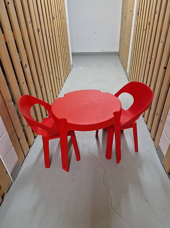 Tavoli: Kindertisch mit zwei Stühlen – Usato da Flawil venduto da Yentirb