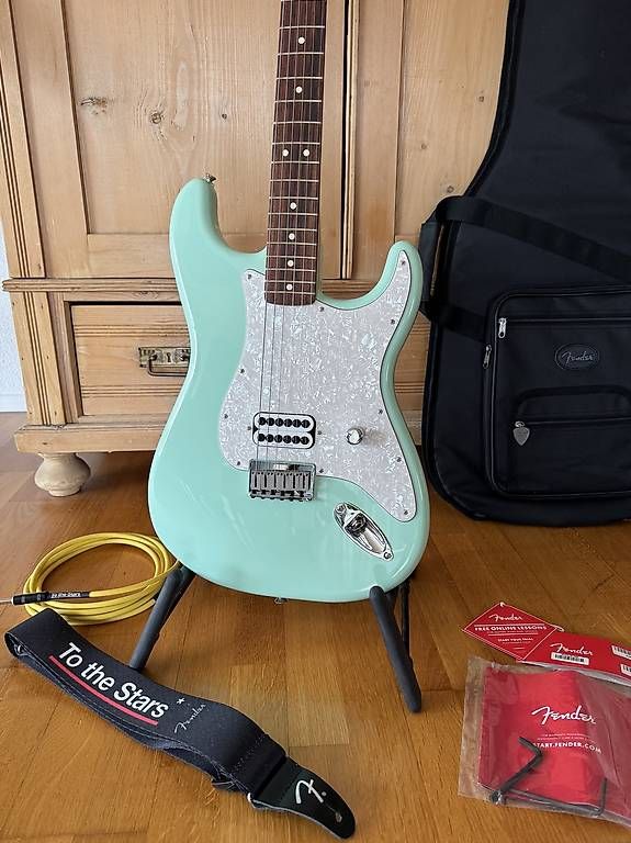 Musikinstrumente: Fender Tom Delonge Strat RW Surf Green – Gebraucht aus Gunzgen von Biedermann_Daniel 1