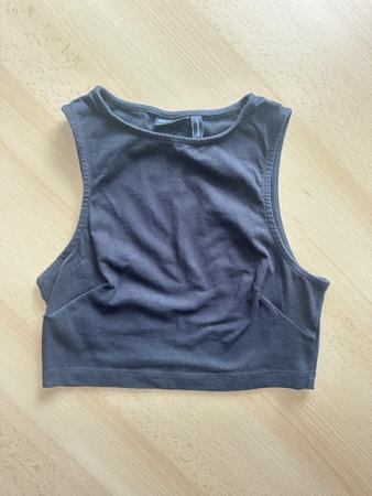 2 Schwarze und 1 Gelbes Tanktop- Grösse XS