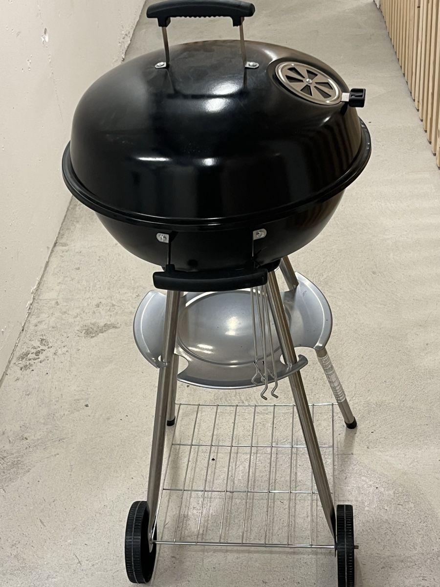 Griglie: Kugelgrill schwarz mit Deckel - neu – Nuovo (secondo la descrizione) da Zürich venduto da mast728 6