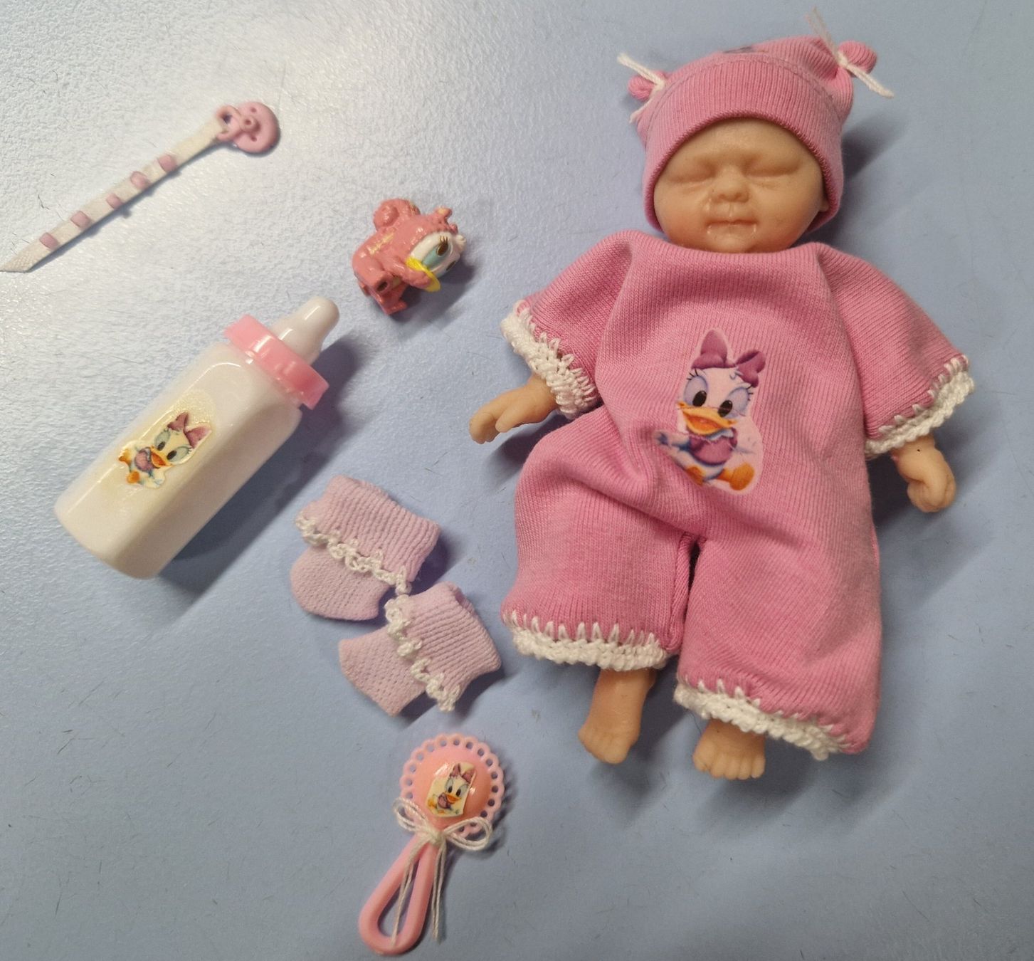 Bambole: Mini bébé en silicone  12 cm Thème DAISY  NEUF – Nuovo e nell'imballaggio originale da St-Imier venduto da goodber 1