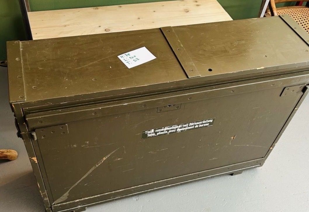 Transportkisten: Originale Schweizer Armee Bürokiste Feldbüro Klapptisch  – Gebraucht aus Basel von good_forms 6
