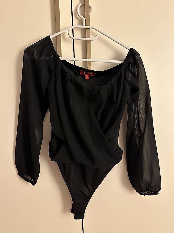 Top: Guess Body Grösse S NEU – Nuovo (secondo la descrizione) da Märstetten venduto da vankev