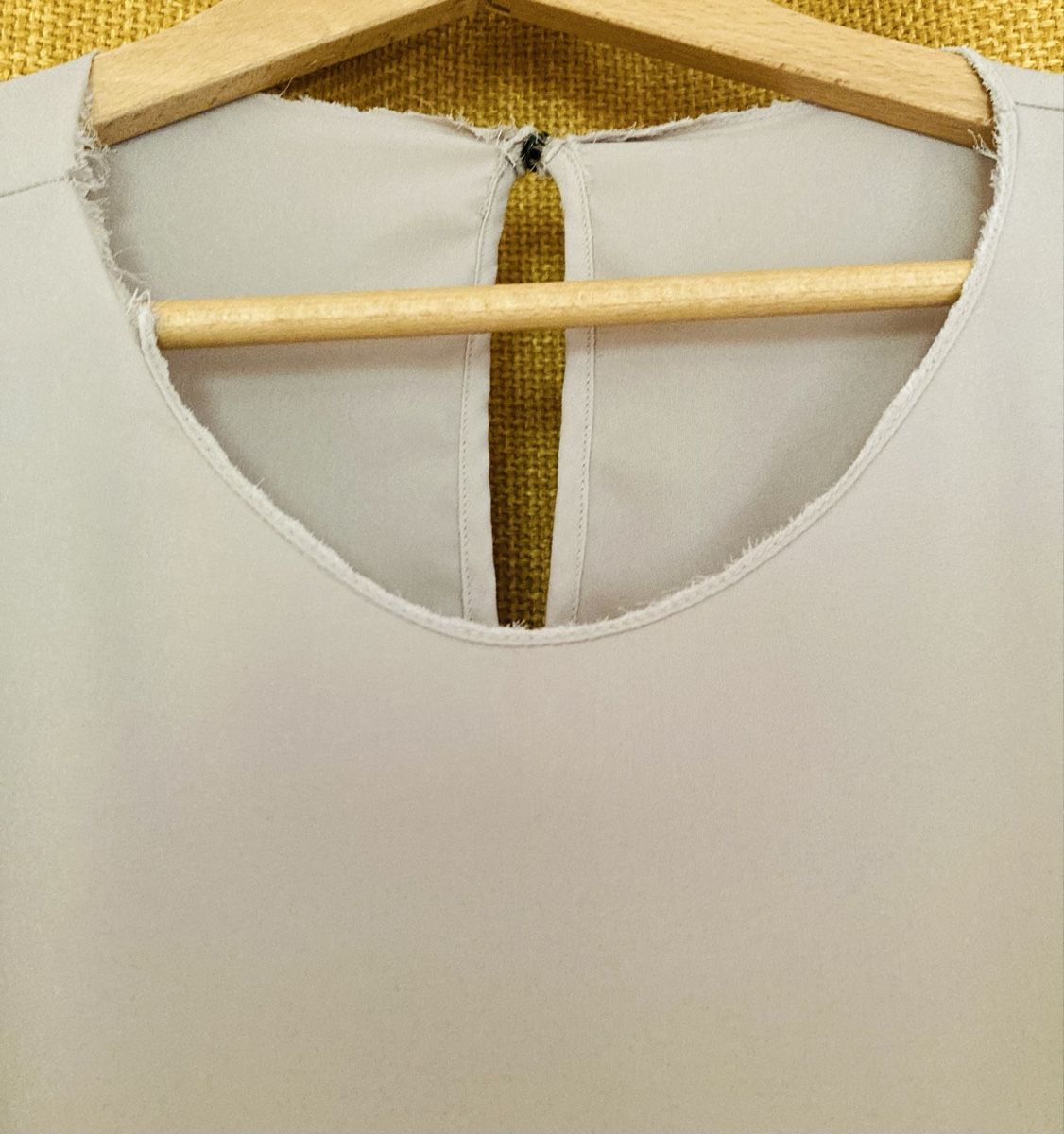 Blusen: Chemisier beige en satin - Bluse  – Gebraucht aus Ardon von hel_2sxp 3
