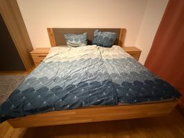 Doppelbett aus Echtholz mit 2 Nachttischen – guter Zustand