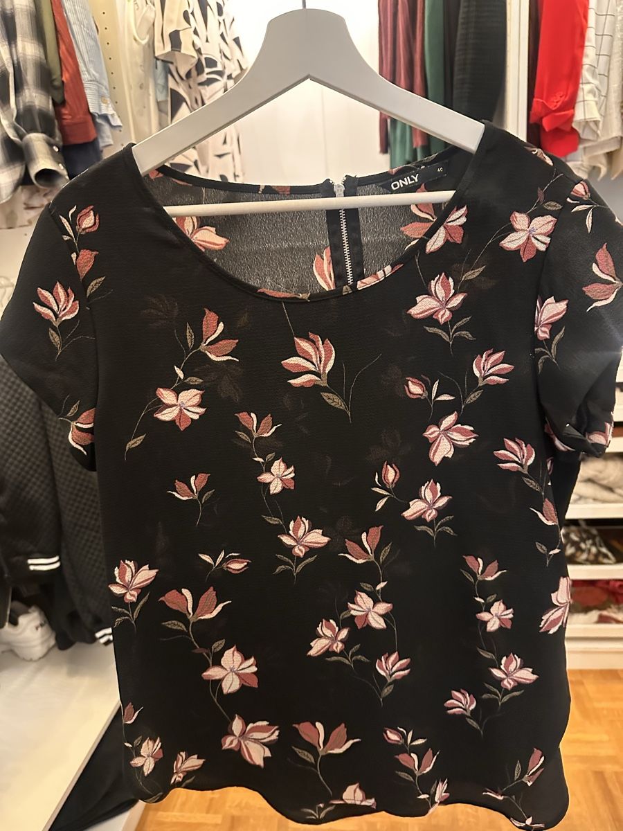 Only Camicette: ONLY Bluse, Gr. 40, Schwarz mit Blumenmuster, Top! – Usato da Dierikon venduto da anfuchs