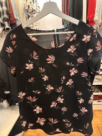 ONLY Bluse, Gr. 40, Schwarz mit Blumenmuster, Top!