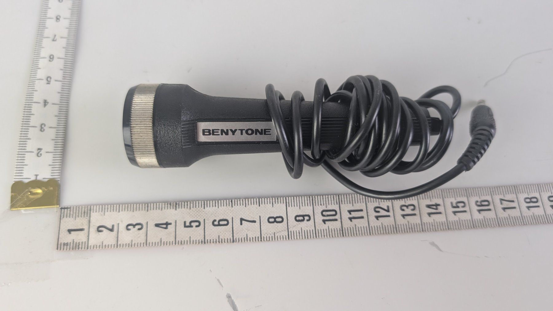 Microfoni: Benytone Mikrofon mit Kabel & Halterung, Vintage, top! – Usato da Zürich venduto da axolottchen
