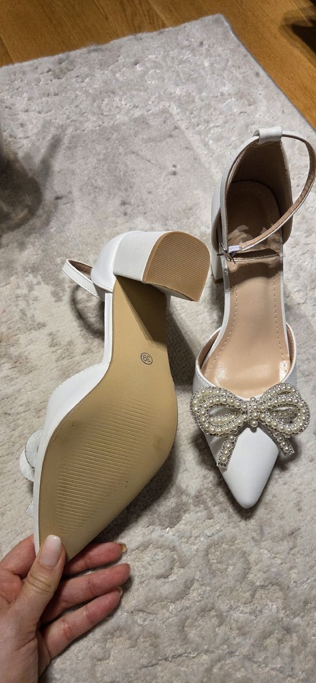 Scarpe da donna: Schuhe weiss Pumps mit Schleife und Perlen – Nuovo (secondo la descrizione) da Chur venduto da ali_j9q9 2