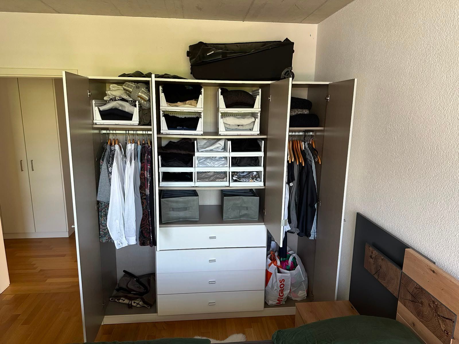 Conforama Armadi: Kleiderschrank mit Spiegel – Usato da Langenthal venduto da Sirheadbud 1