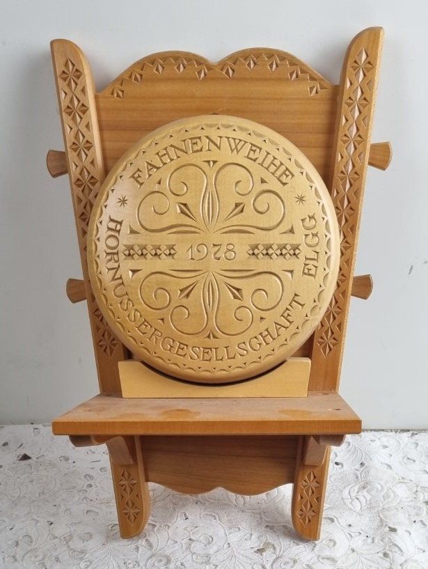 Tutte le decorazioni: Herziges Käseräf aus Holz handgeschnitzt – Usato da Flums venduto da Flumsantik