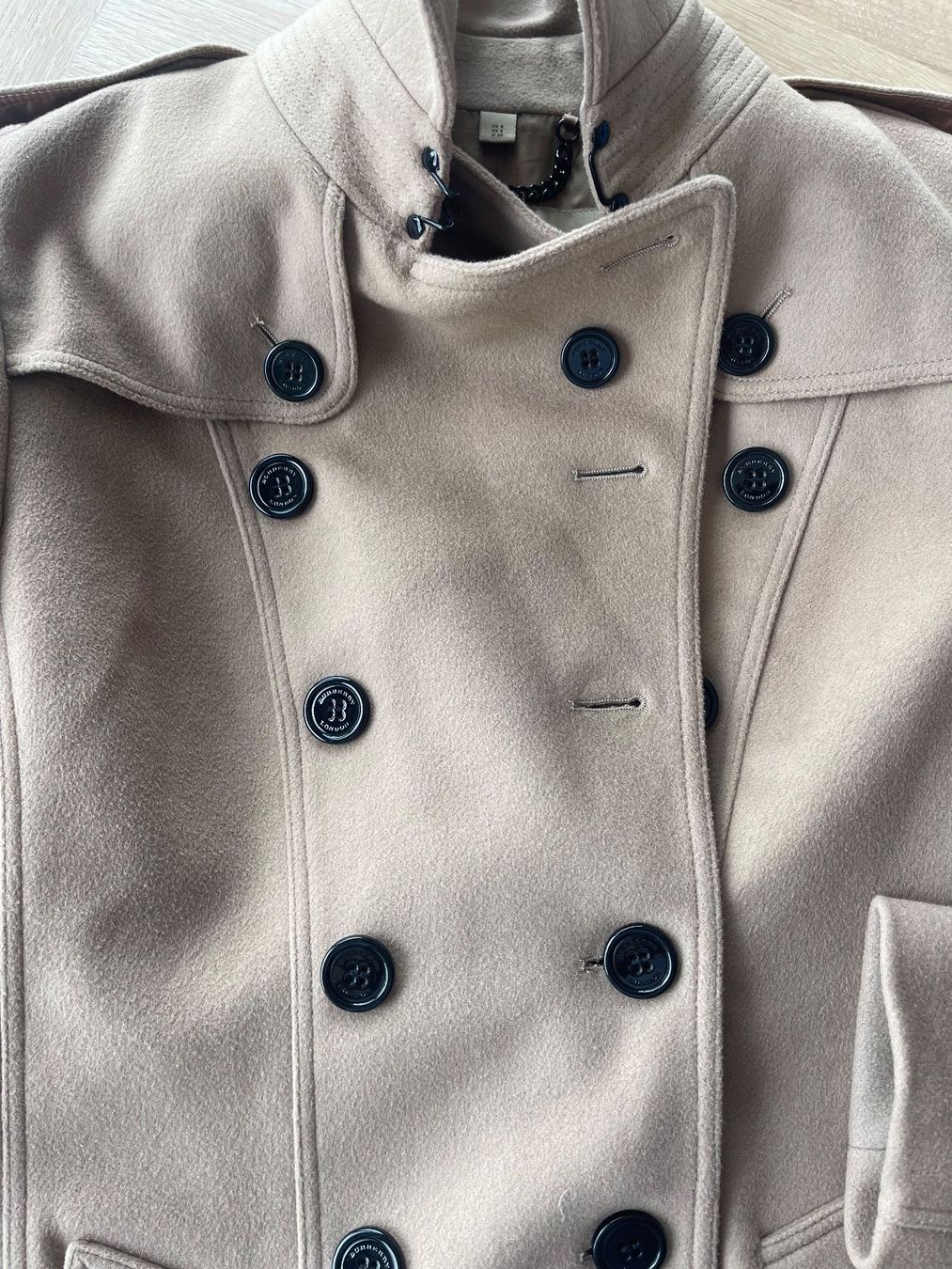 Burberry Cappotti: Burberry Damen Trenchcoat 36 Neu – Nuovo (secondo la descrizione) da Küssnacht am Rigi venduto da TheMarket55 9