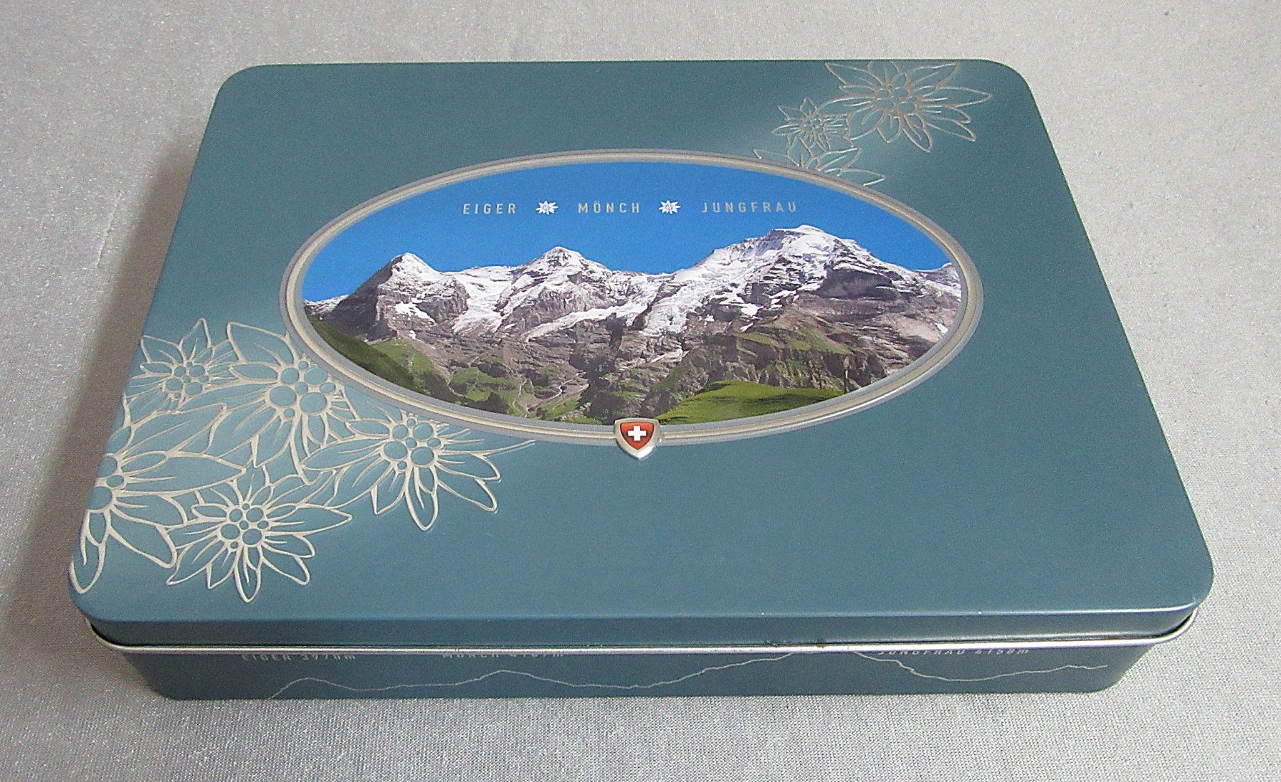 Altro in Decorazioni & Accessori: Blechdose Läckerli Huus Basel - Eiger, Mönch und Jungfrau – Usato da Auenstein venduto da Padabimbim