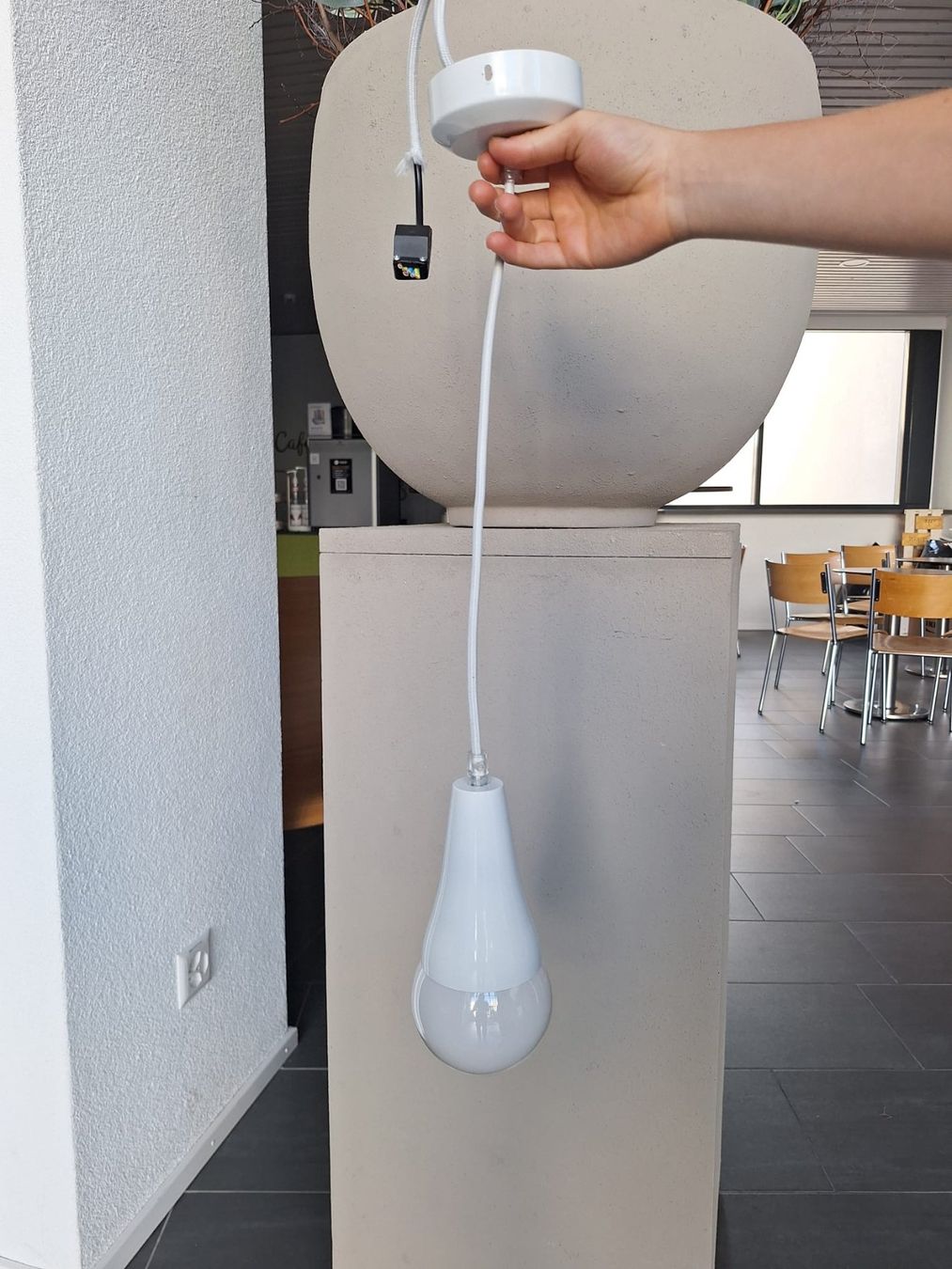 Lampade: 2x Hängeleuchte weiss konisch gebraucht – Usato da Bleienbach venduto da mogig