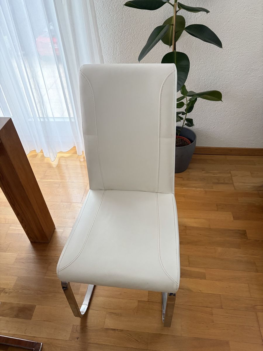 Set de table et chaises: Dining Table and 6 Chairs Solid Oak Wood White Leather – D'occasion à Dättwil AG par nou_tn8j 3