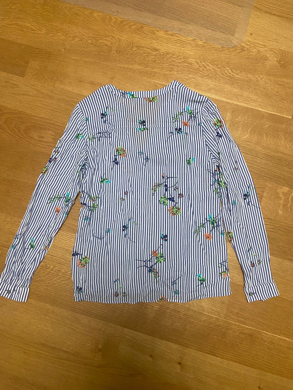 Camicette: EDC Bluse gestreift mit Blumenmuster Grösse S gebraucht – Usato da Hinterkappelen venduto da Lumi999 2