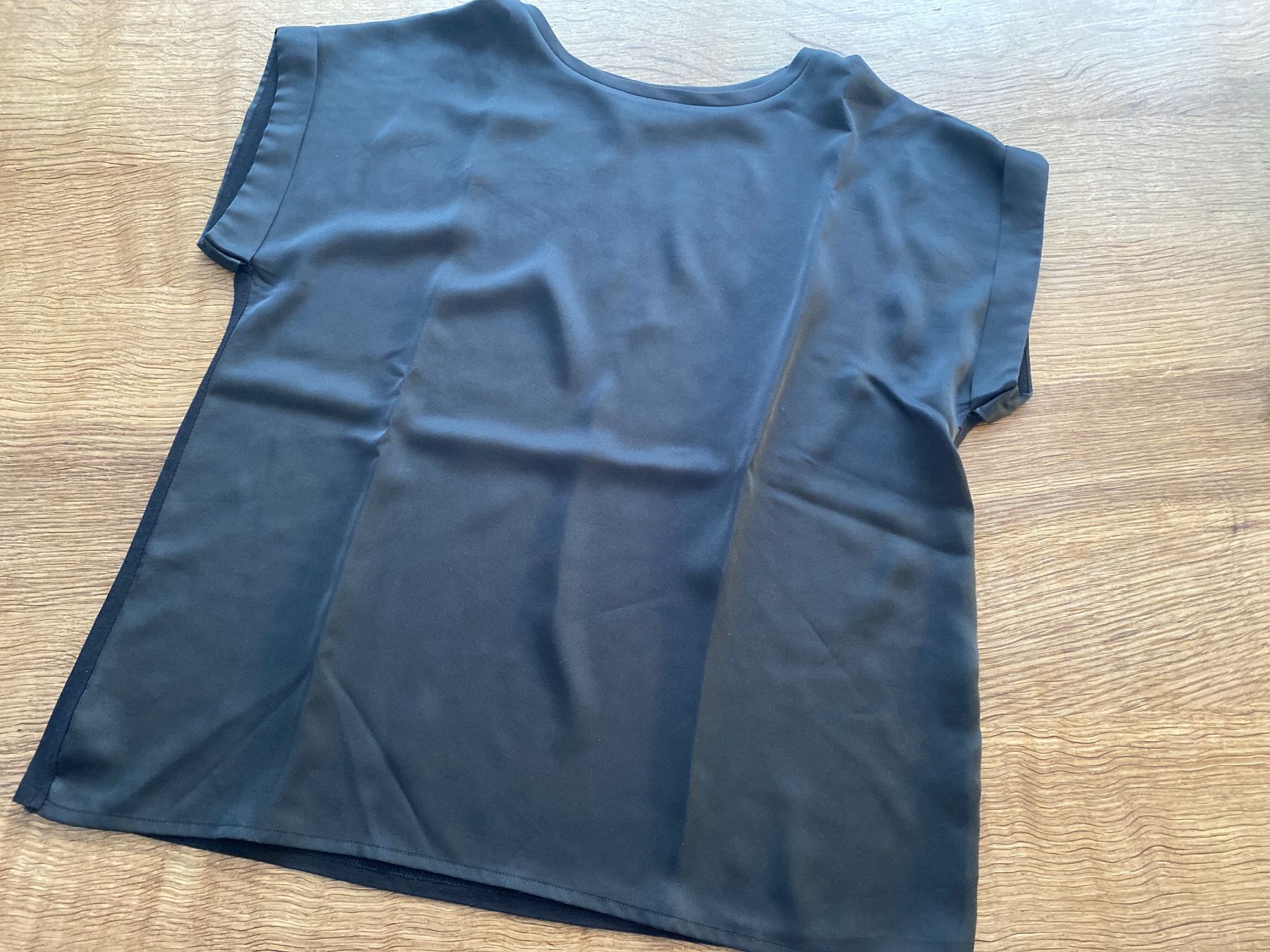 Vila T-shirt: VILA T-SHIRT GR.36/S Schwarz / vorne chic / hinten Basic – Usato da Frauenfeld venduto da Boldi46