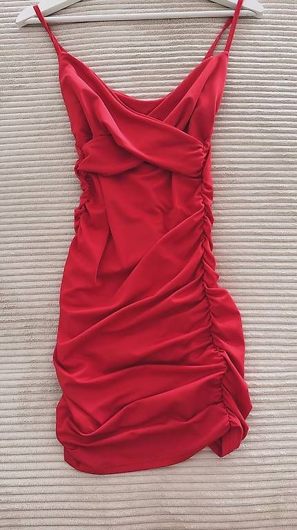 Kleider: Rotes elegantes Kleid mit Raffung – Gebraucht aus Wil SG von mar_w7v7