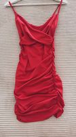 Rotes elegantes Kleid mit Raffung