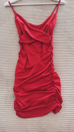 Rotes elegantes Kleid mit Raffung