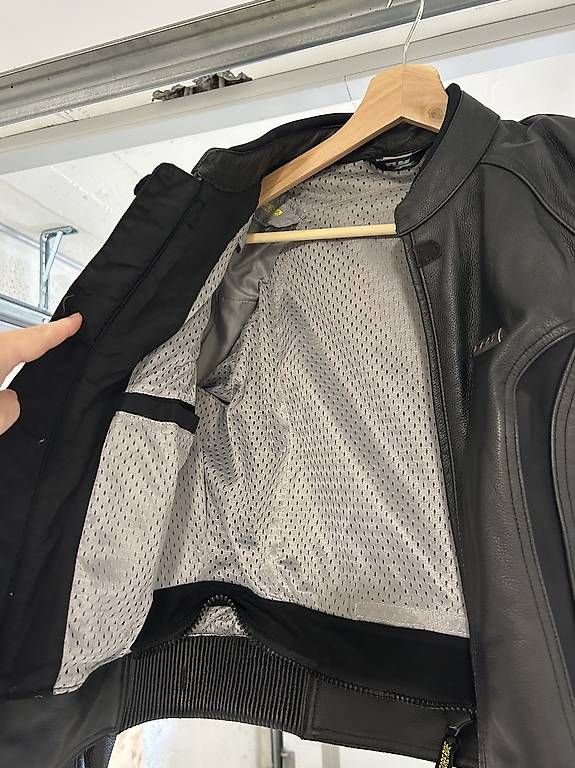 Giacche: FLM Leder Motorradjacke Gr. 38 – Usato da Büren zum Hof venduto da TinaCamenzind 2