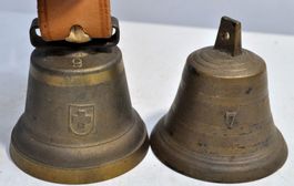 Lot de deux petites cloches