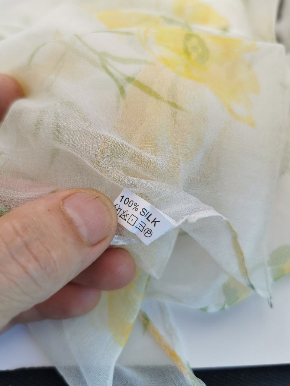 Foulards, Tücher & Schals: Sommerschal, gelbe Blumenmuster, 100% Seide, Neu – Neu und originalverpackt aus Oberglatt ZH von JulFul 2