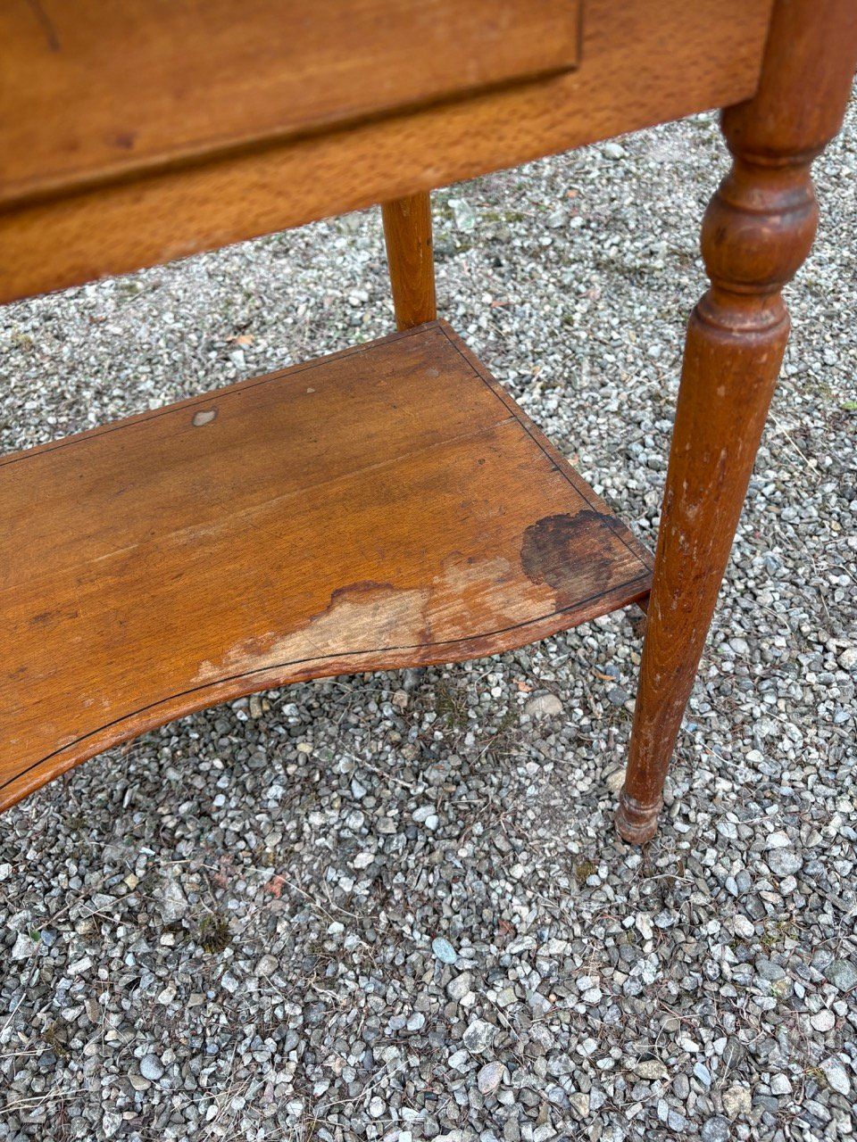 Tables: Antiker Beistelltisch – Défectueux à Ins par ab_80 2