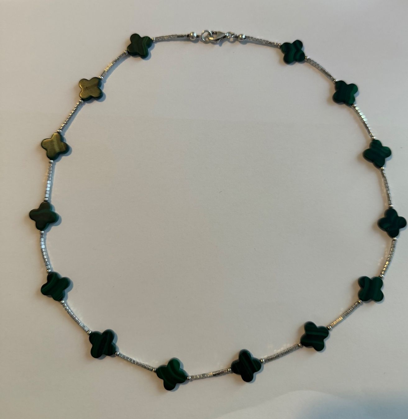 Catenine: Collier en malachite véritable et argent, trèfle, comme neuf – Nuovo (secondo la descrizione) da Neuchâtel venduto da glo_f7bp