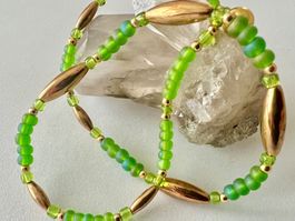 Irisierende Glasperlen-Kette in Grün mit Goldakzenten Unikat