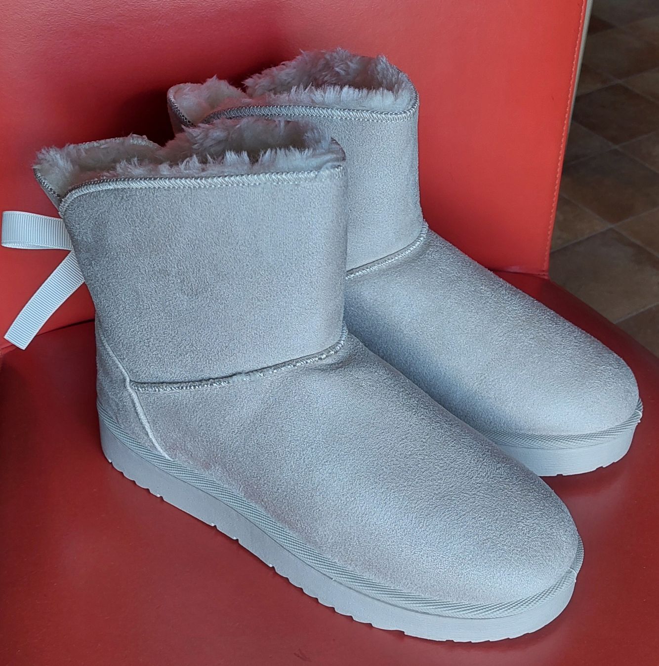 Scarpe da donna: Neue warme hellbeige Boots / Stiefel Gr. 37 mit Schleife – Nuovo (secondo la descrizione) da Oberwil BL venduto da Hunajakakku 1