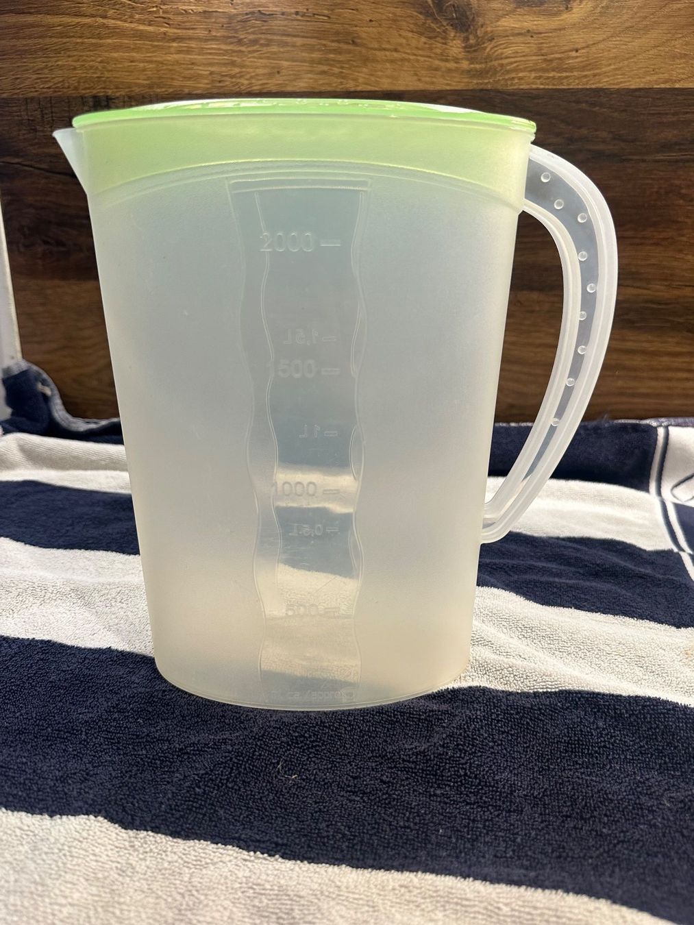 Karaffen: Plastik Krug 2L mit Deckel – Gebraucht aus Schaan von Hermine2018