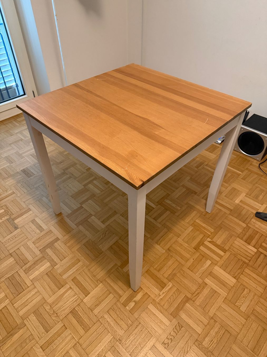 Scrivanie: Stylish Dining Table | Light Wood Top & White Legs | 4-Seate – Usato da Zürich venduto da Scott.B
