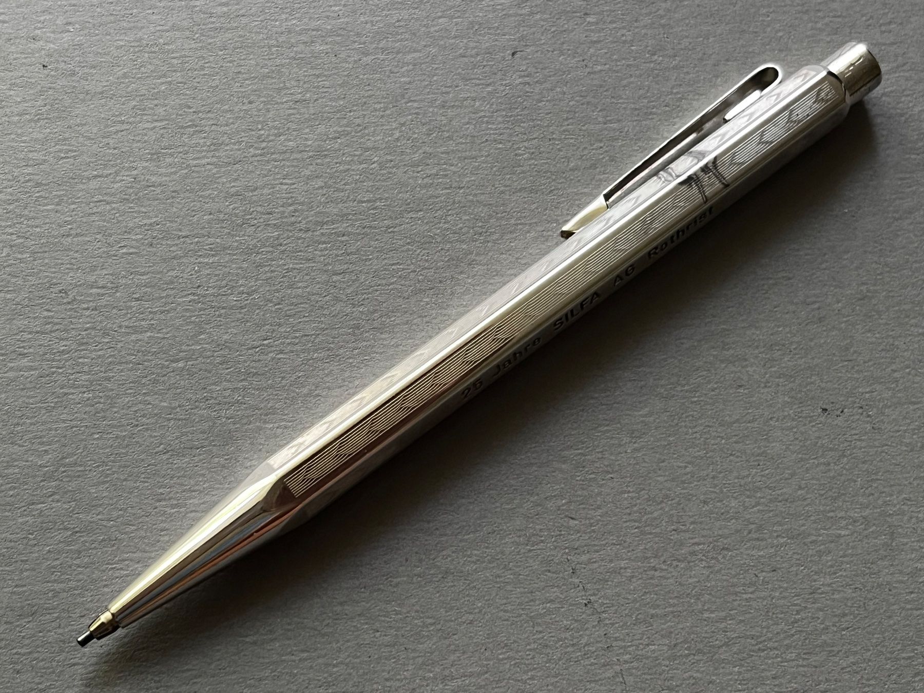 Caran D'Ache Matite, matite colorate & gessi: Caran d’Ache Ecridor Minenhalter - Chevron, versilbert cm – Usato da Zürich venduto da FV.vintage 1
