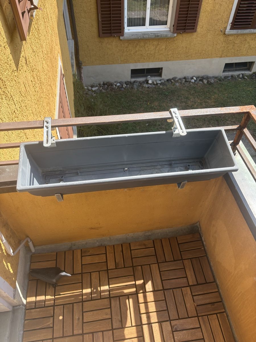 Pots de fleurs: Blumenkasten mit Halterung – D'occasion à Zürich par sar_rd7f