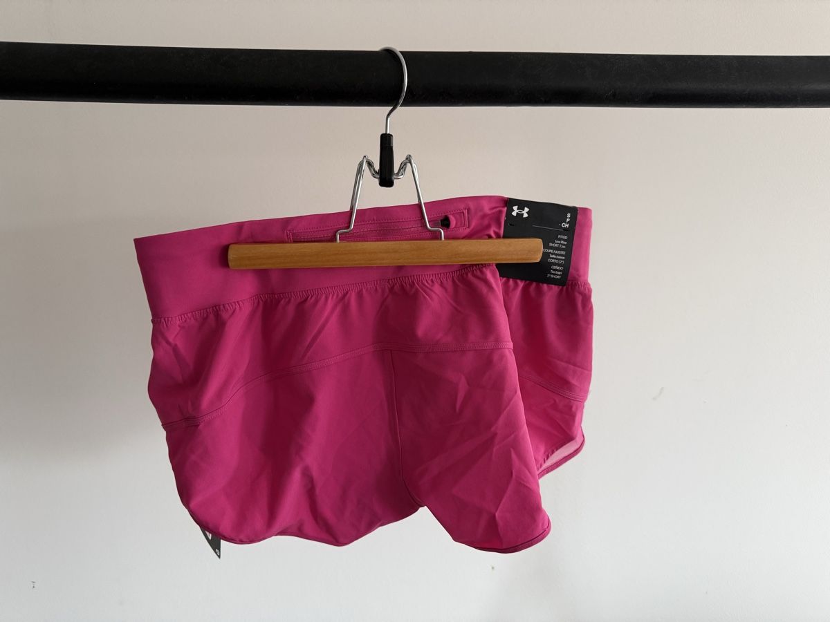Under Armour Pantaloni: Under Amour Shorts Gr S – Nuovo e nell'imballaggio originale da Unterägeri venduto da Lerchemeerenge 1