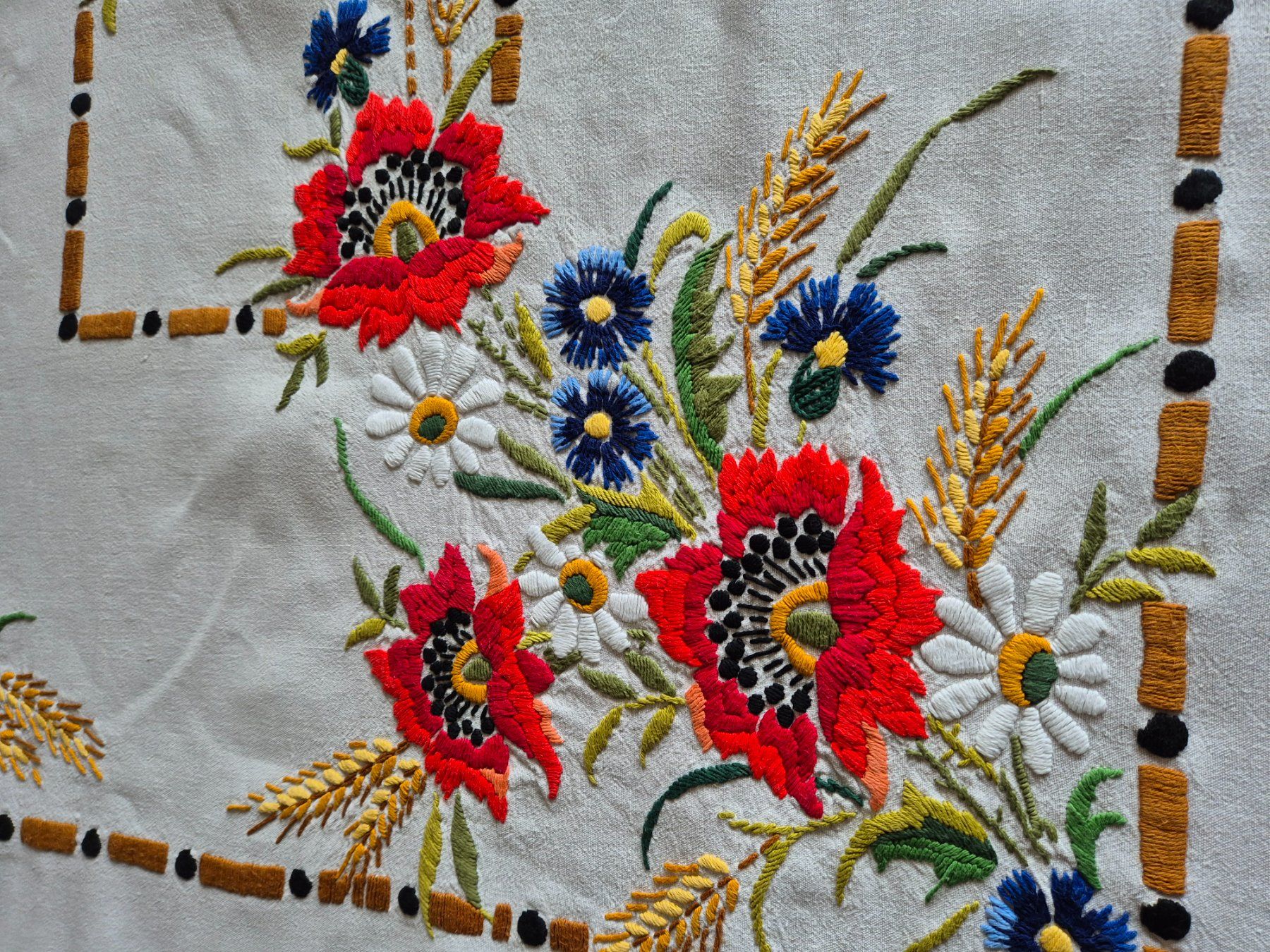 Altra biancheria da tavola: Wunderschöne bestickte Tischdecke, Handarbeit, Blumenmuster – Usato da Bern venduto da aronari 5