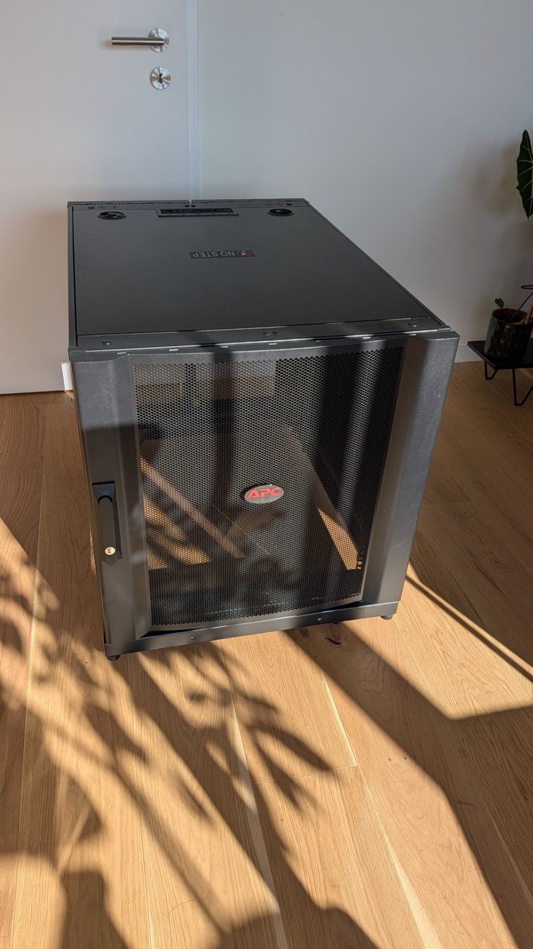 Apc Racks & Supports: APC NetShelter SX AR3003 12HE Serverschrank / Netzwerkschran – D'occasion à Bonstetten par introwertyk