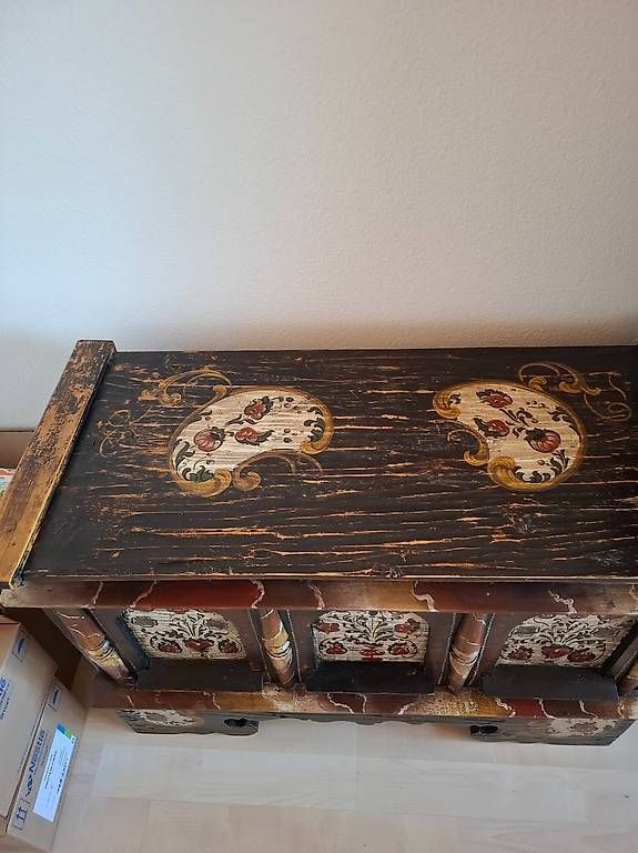 Truhen: Antike Truhe bemalt – Gebraucht aus Gossau SG von rut_h99p 1