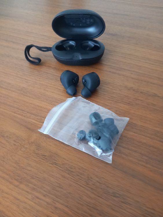 Like new - Bang & Olufsen E8 Wireless Headphones 2