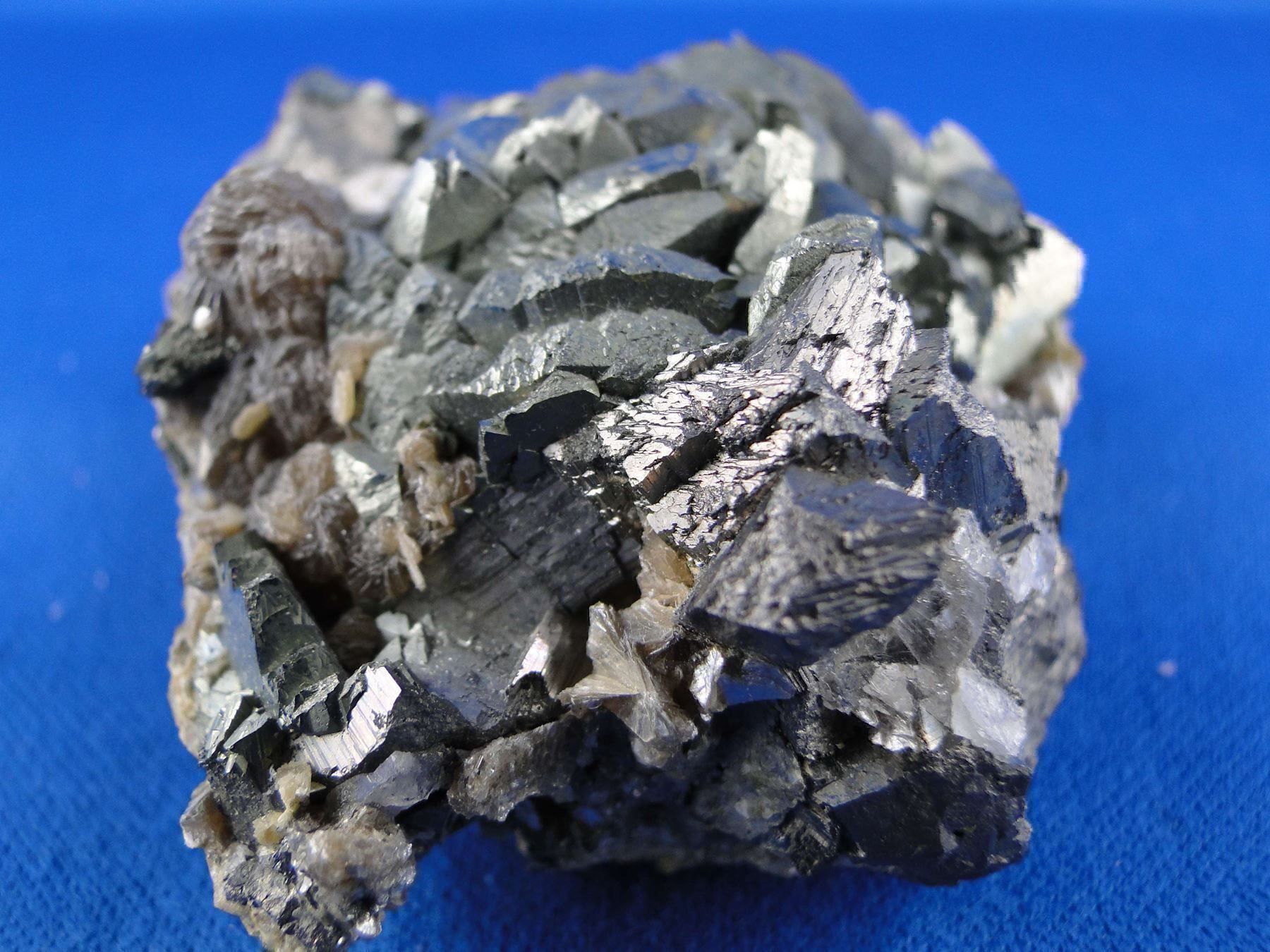 Minerali & Pietre curative: Arsenopyrit mit Siderit – Usato da Schinznach Bad venduto da Demerald 4