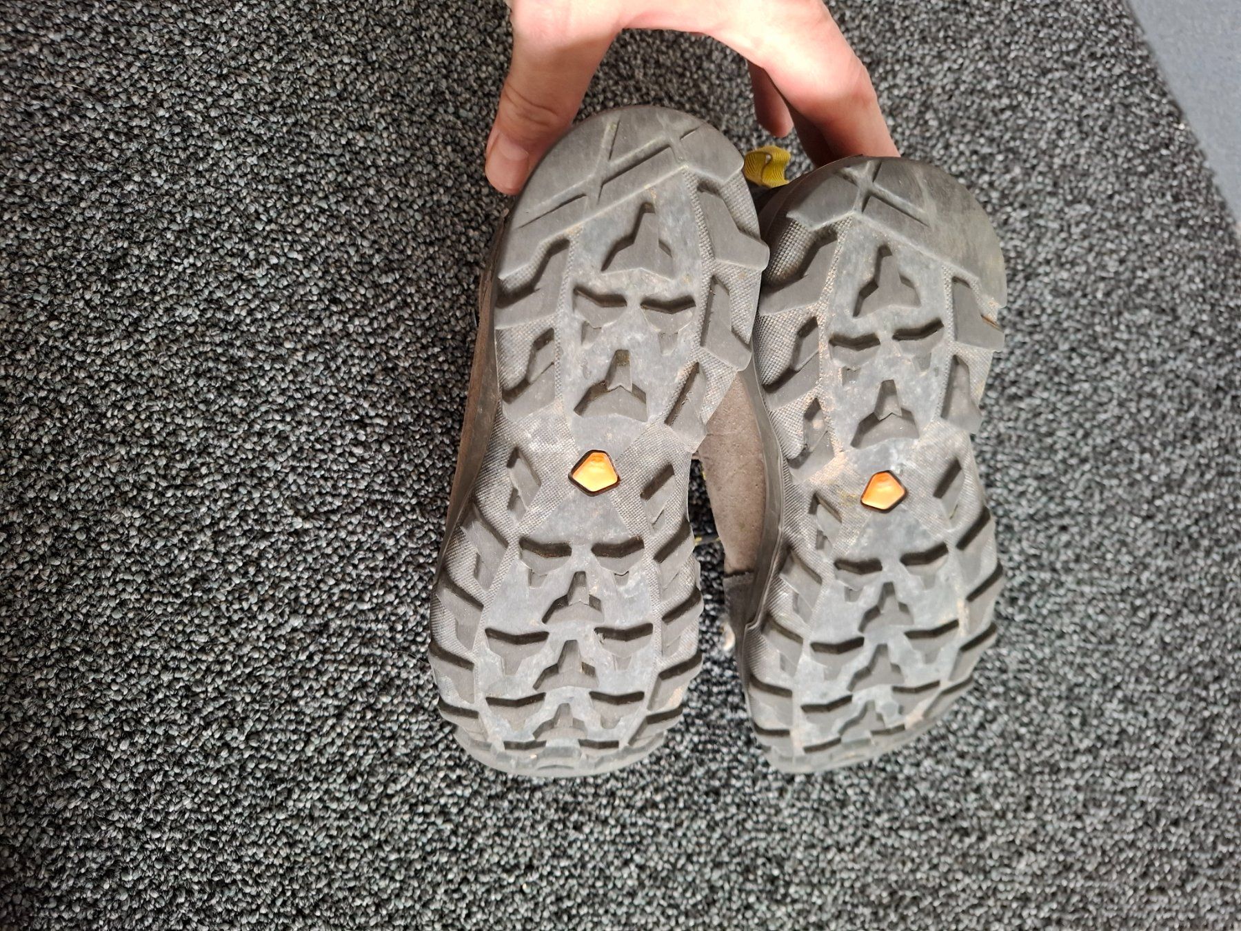 Chaussures garçon: Kinder Wanderschuhe Grösse 35 – D'occasion à Hittnau par Goeggi83