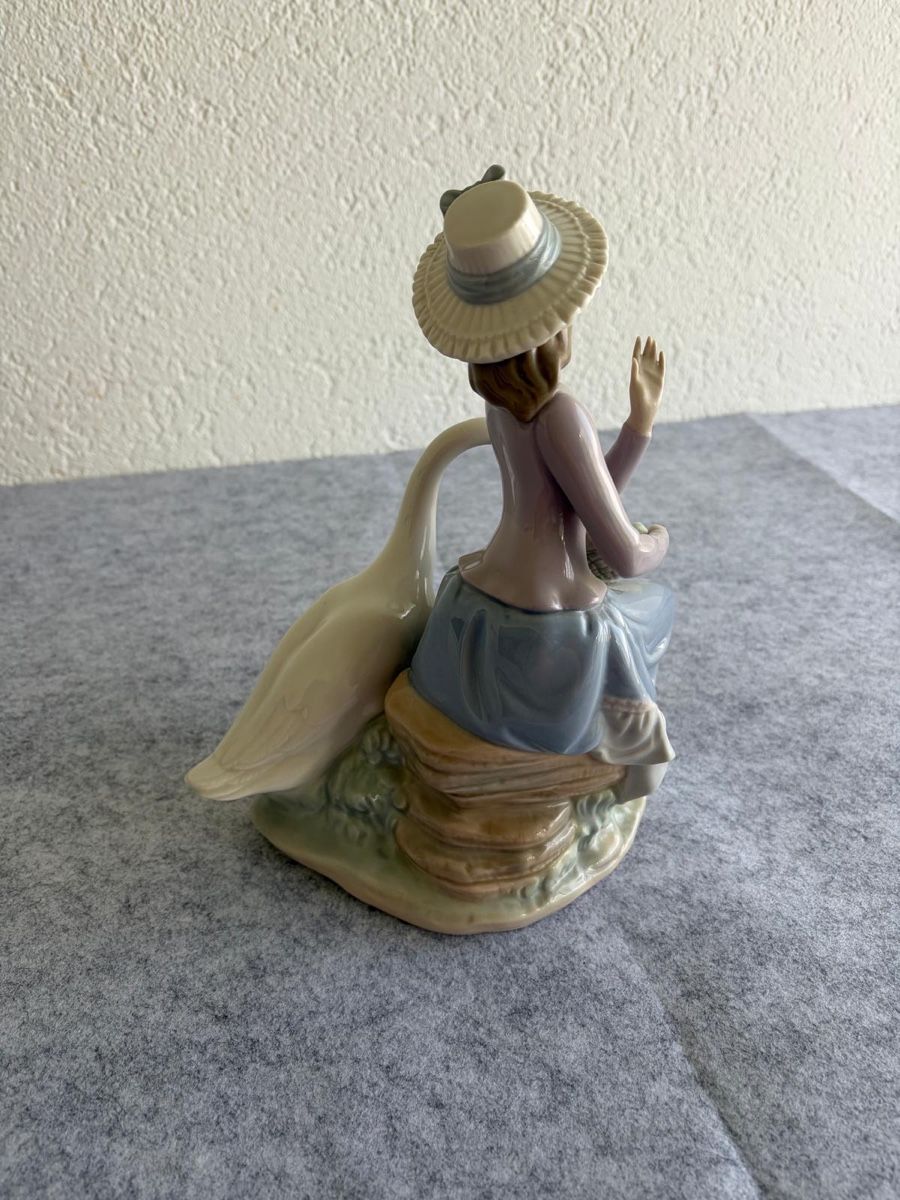 Lladro Statuette: Porzellanfigur Lladro Mädchen mit Gans – Usato da Düdingen venduto da shoppingUA 1