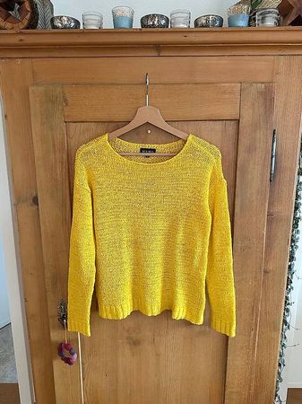 Gelber Sommerpullover