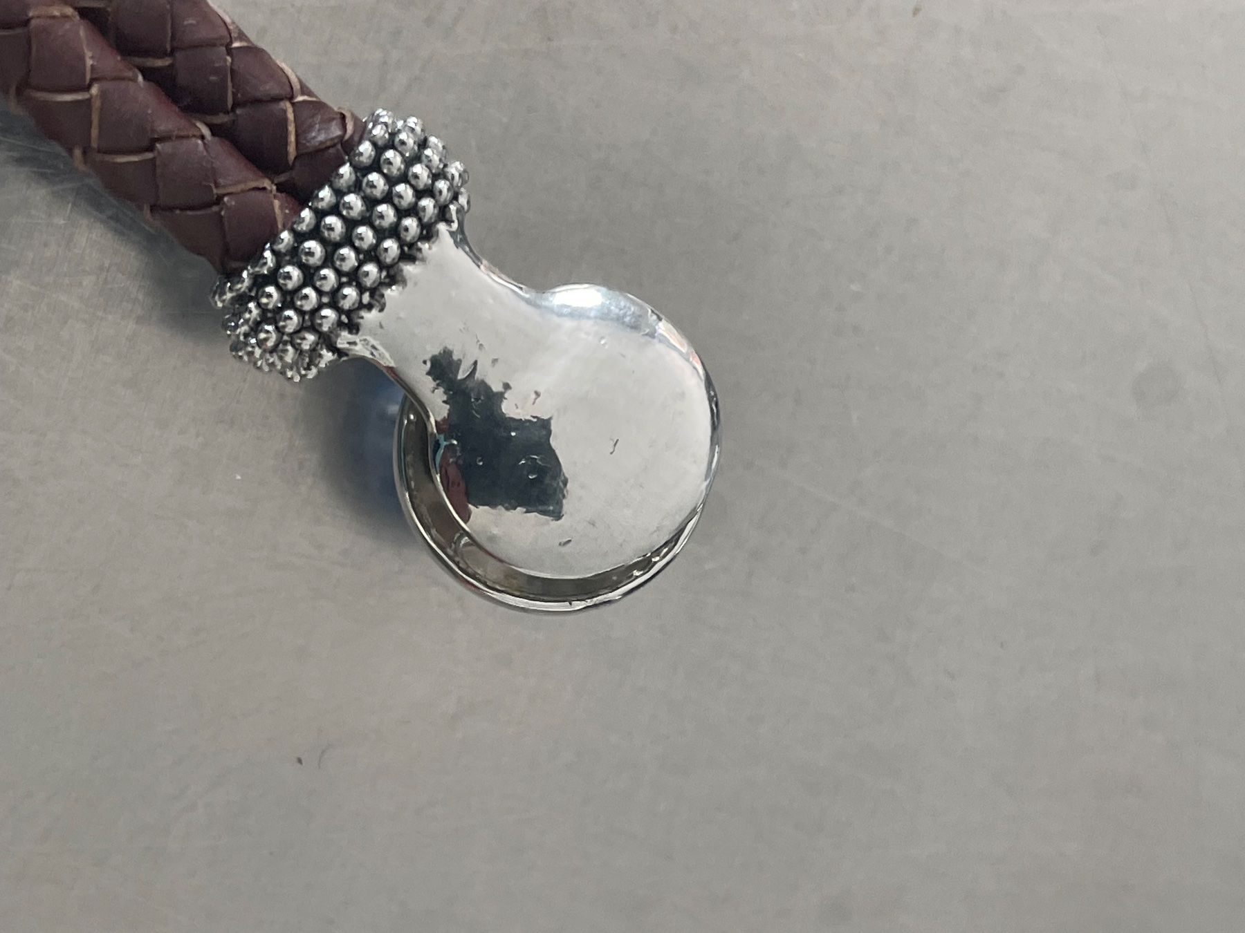 Bracciali & Braccialetti: wunderschönes Armband aus Leder und mit einer Glasperle – Usato da Trin venduto da Plusminus2 3