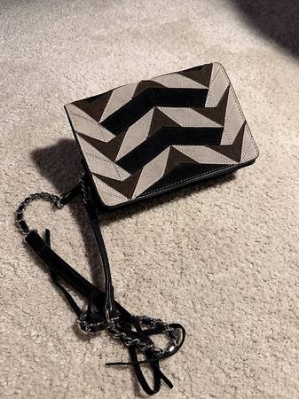 Umhängetasche aus Wildleder  Geometrisches Design