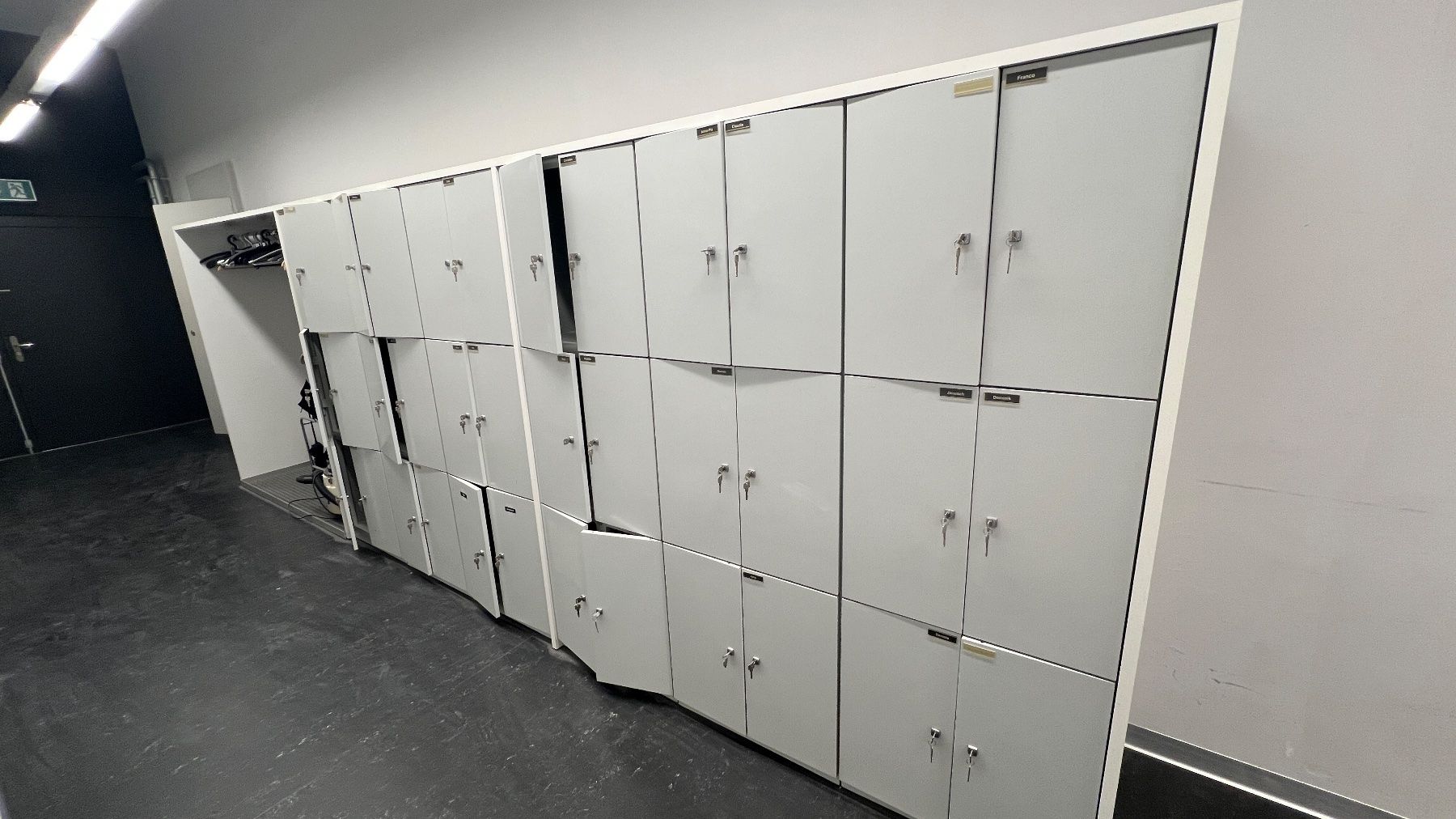 Schränke: Spind Schrank System mit vielen Fächern gebraucht – Gebraucht aus Zürich von von_h6p5 1
